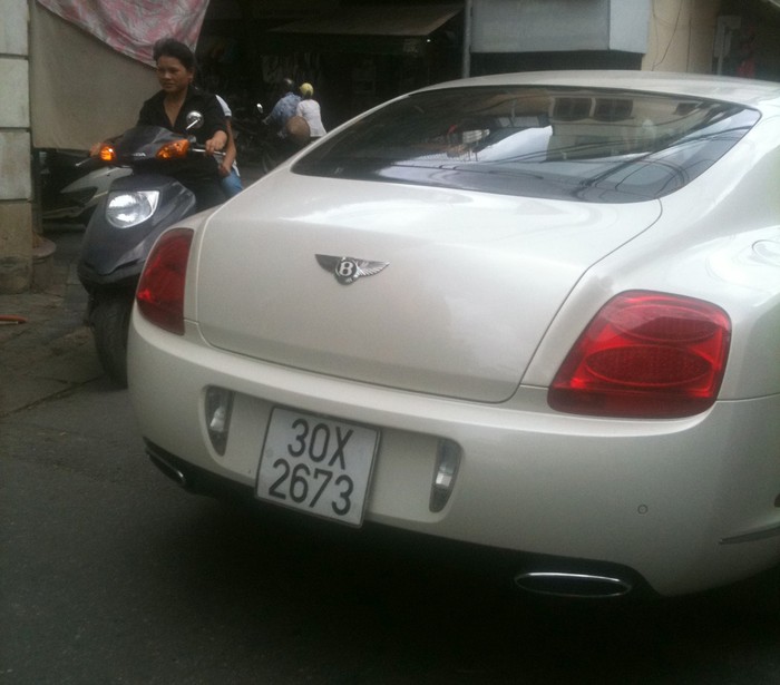 Siêu xe Bentley sang trọng dạo chơi trên phố cổ Hà Nội.